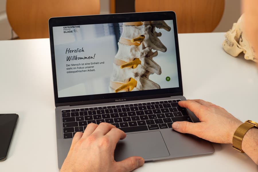 Ein aufgeklappter Laptop auf dessen Display die Startseite der Webseite Osteopathie Hannover angezeigt wird
