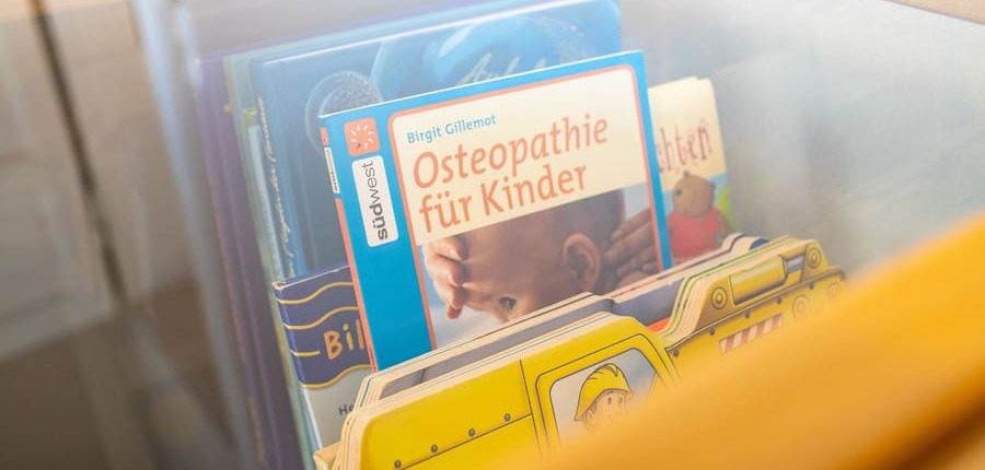Bild von einem Buch über Kinderosteopathie in einer Glasvitrine